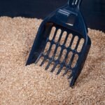 IRIS USA Large High Sided Cat Litter Box with Scoop, Open Top Litter Pan for Big Cats, Anti-Scatter No Tracking Design, Easy Clean, Navy - Image 7